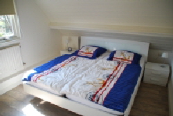Schlafzimmer mit Doppelbett oben